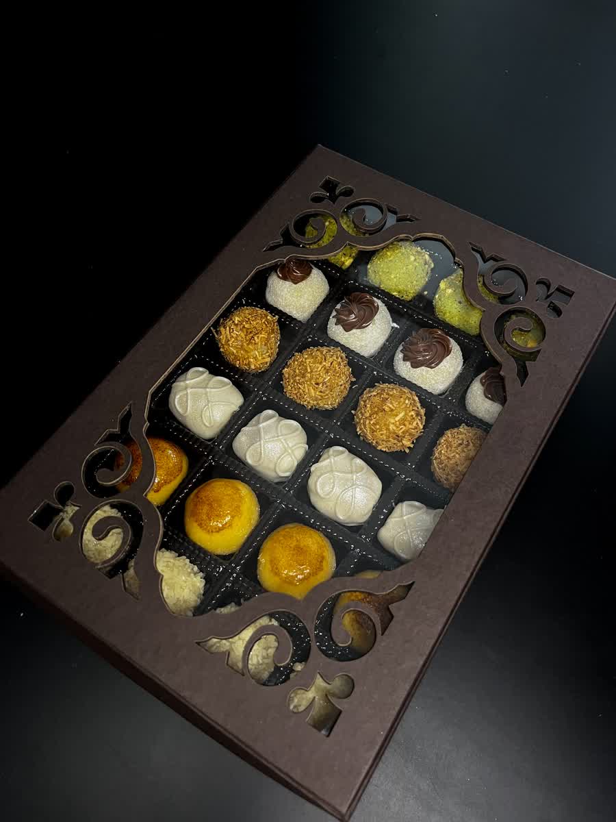 Caixa com doces finos sortidos