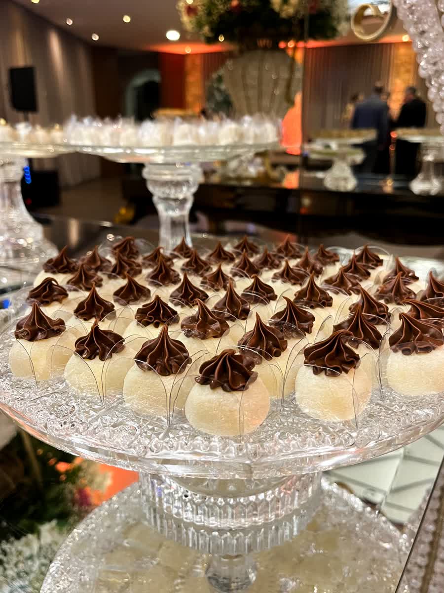 Mesa de doces com cristais