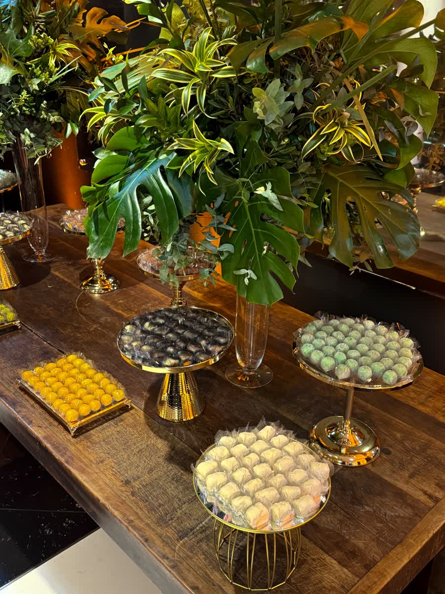 Mesa com doces finos da Vitorino