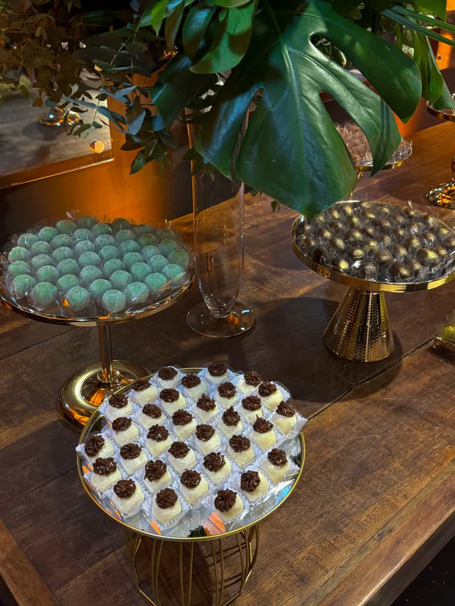 Mesa de doces com suportes